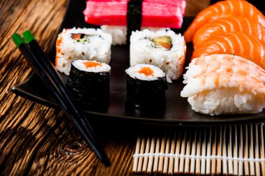 Japon suşi ahşap masa üzerinde konseptiyle