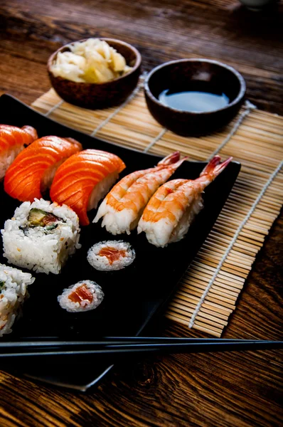 Japanse sushi, Oosterse zeevruchten — Stockfoto