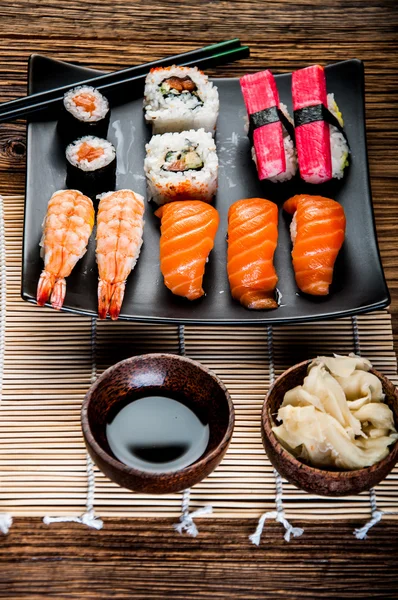 Concepto japonés con sushi en la mesa de madera — Foto de Stock