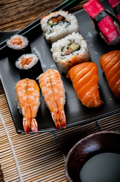 Японская концепция с суши на деревянном столе — стоковое фото