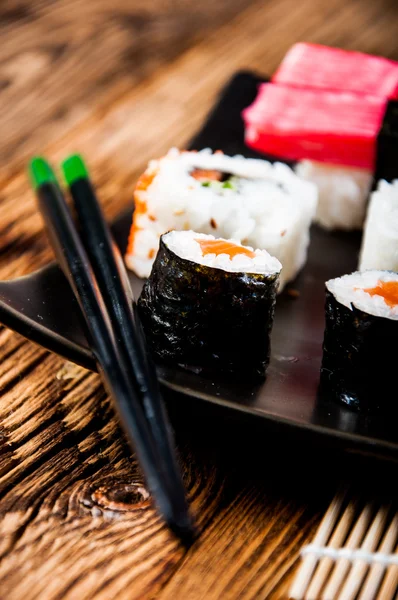 Conceito japonês com sushi na mesa de madeira — Fotografia de Stock