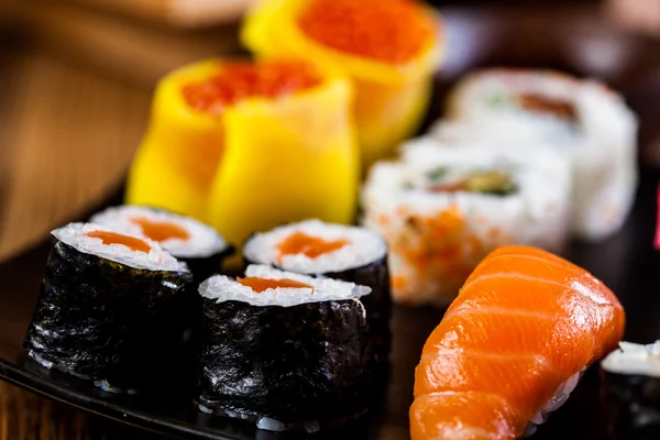 Вкусные суши, японская еда — стоковое фото