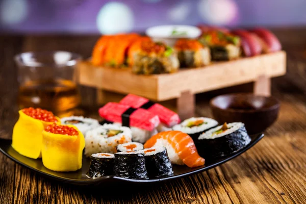 Sushi na drewnianym stole — Zdjęcie stockowe