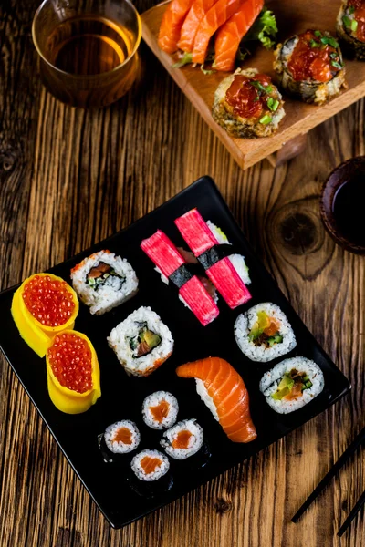 Çiğ deniz mahsulleri, Japon sushi seti — Stok fotoğraf