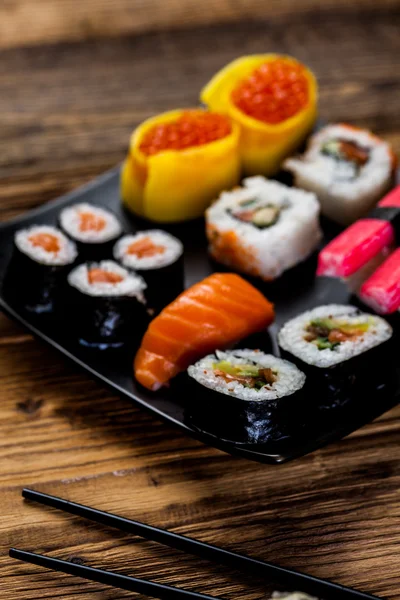 Сырые морепродукты, японские суши — стоковое фото