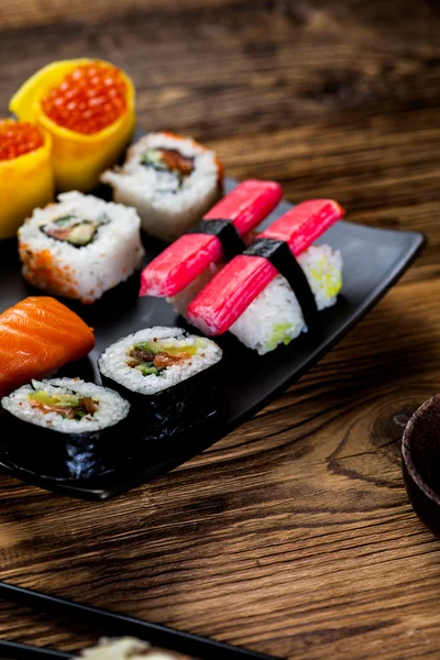 Frutos do mar crus, conjunto de sushi japonês — Fotografia de Stock