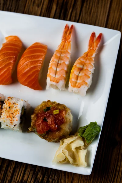 Friss, egészséges és ízletes keleti sushi tengeri — Stock Fotó