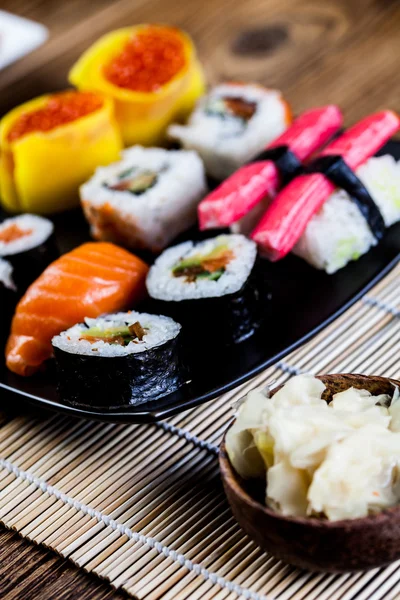 Verse, gezonde en smakelijke Oosterse sushi met zeevruchten — Stockfoto