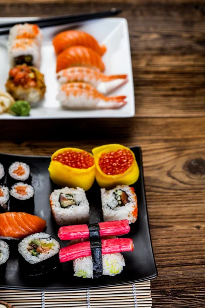 Sushi orientali freschi, sani e gustosi con frutti di mare — Foto Stock