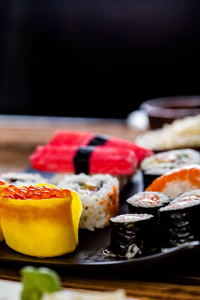 Orientalnych magia tematu z owocami morza japońskiego, zestaw sushi — Zdjęcie stockowe