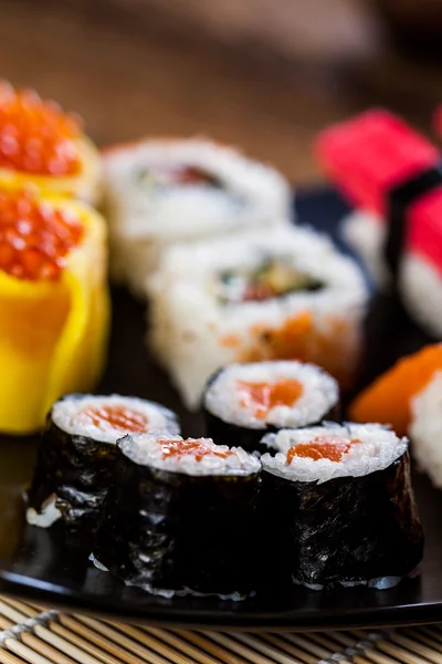 Tenger gyümölcsei, japán sushi a régi fából készült asztalon — Stock Fotó