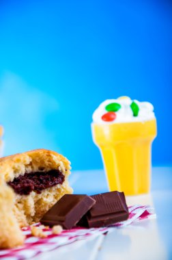 mavi zemin üzerine lezzetli ev yapımı kekler