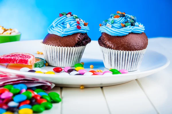 Домашняя выпечка сладости на ярком голубом фоне — стоковое фото