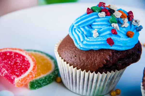 Домашняя выпечка сладости на ярком голубом фоне — стоковое фото