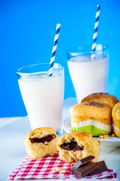 Сладкие и вкусные кексы, красочные сладости — стоковое фото