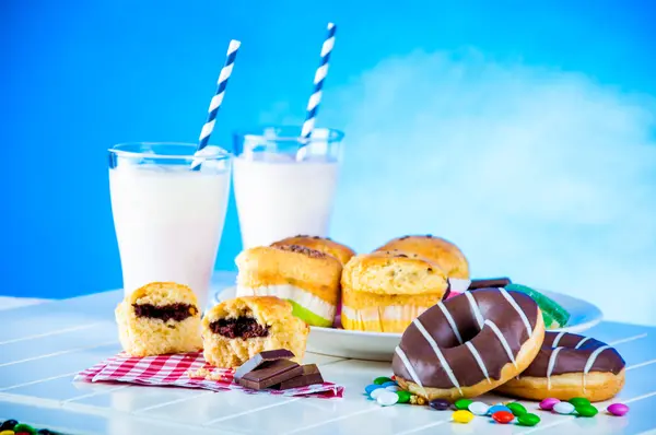 Сладкие и вкусные кексы, красочные сладости — стоковое фото