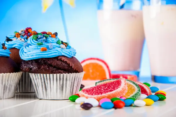 Dolci colorati, tema caramelle con muffin — Foto Stock