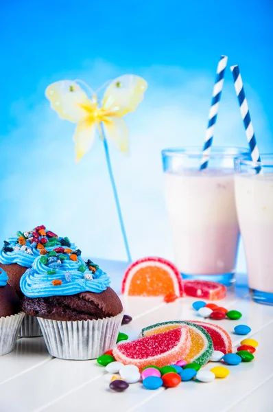 Barevné sladkosti, sladkosti téma s muffiny — Stock fotografie