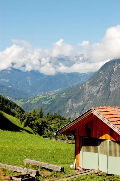 Alpina landskap av berg — Stockfoto