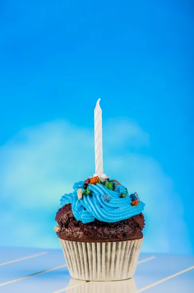 Inicio dulces horneados y sabrosos sobre el fondo azul —  Fotos de Stock