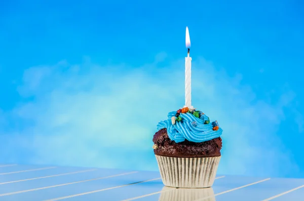 Inicio dulces horneados y sabrosos sobre el fondo azul —  Fotos de Stock