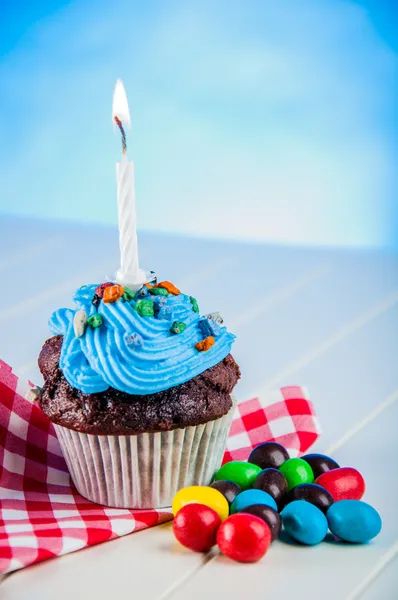 Dulces delicias en el fondo saturado —  Fotos de Stock