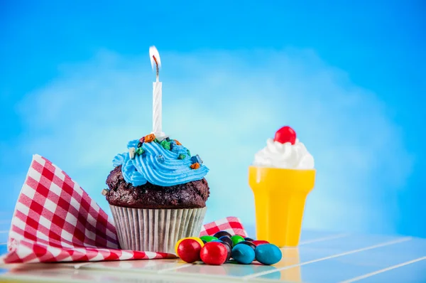 Dulces delicias en el fondo saturado —  Fotos de Stock