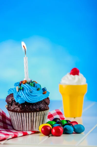 Dulces delicias en el fondo saturado —  Fotos de Stock