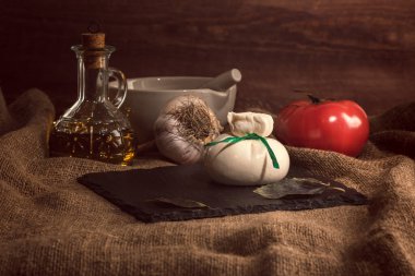 Burrata, Burata veya Taze Mozzarella Peynirli domates, zeytinyağı, fesleğen ve sarımsaklı koyu arkaplan