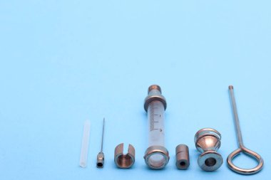 Mavi arka planda antika şırınga parçalara ayrıldı