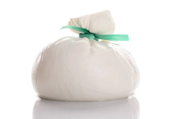 Burrata - İtalyan peyniri, beyaz arka planda mozzarella ve kremanın mükemmel bir kombinasyonu.