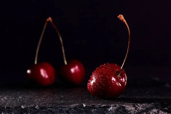 Cerezas Rojas Con Gotas Agua Sobre Soporte Piedra Negra Sobre —  Fotos de Stock