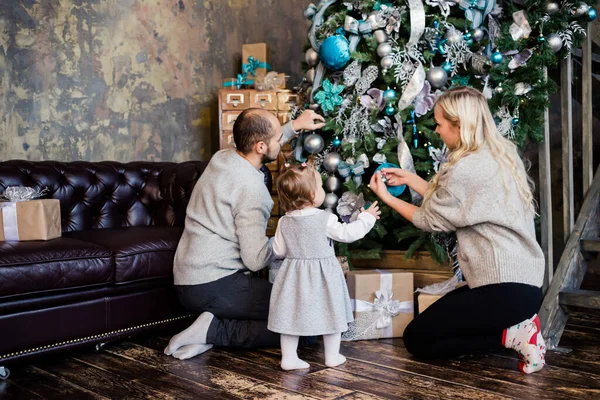 Los Padres Con Hija Decoran Árbol Navidad Casa Familia Mas —  Fotos de Stock