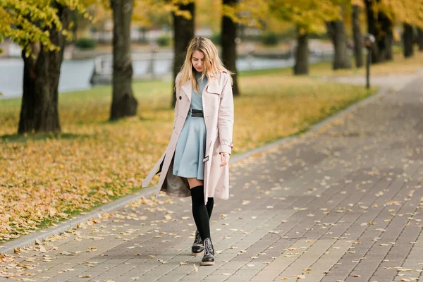 Attraente Donna Elegante Cappello Mano Cappotto Passeggiate Nel Parco Autunnale — Foto Stock