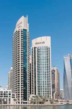DUBAI, BAE - 4 Şubat 2022 Dubai Marina gökdelenleri. Dubai Marina 'da yüksek bir gökdelen kulesinde Emaar geliştirici logosu.