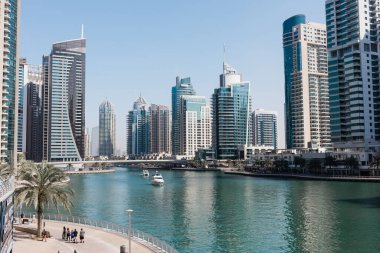 DUBAI, BAE - 4 Şubat 2022 Dubai, BAE 'deki Dubai Marina' da gün ışığında parlayan modern inanılmaz gökdelenlerin görüntüsü.