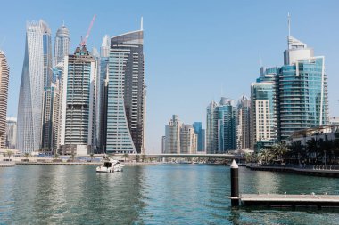 DUBAI, BAE - 4 Şubat 2022 Dubai Marina gökdelenleri ve limanı, Birleşik Arap Emirlikleri. Dubai Marina 'daki su kanalı.