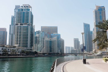 DUBAI, BAE - 4 Şubat 2022 Dubai Marina Gökdelenleri, The Marina gezinti güvertesi, Dubai, Birleşik Arap Emirlikleri 
