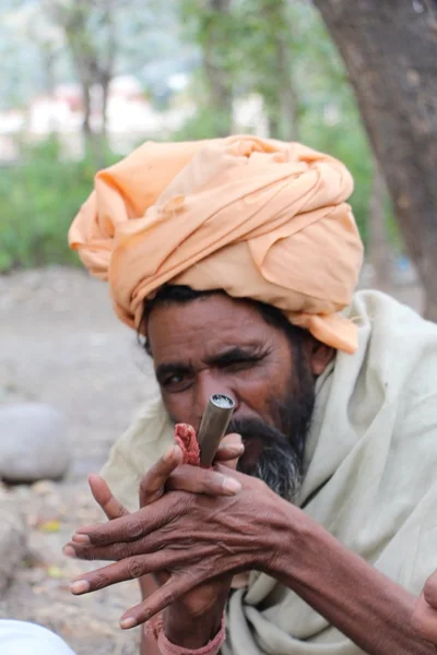 Shilum-Rauchen, Indien, Unkraut, Haie — Stockfoto