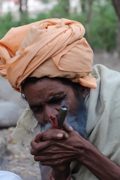 Shilum-Rauchen, Indien, Unkraut, Haie — Stockfoto