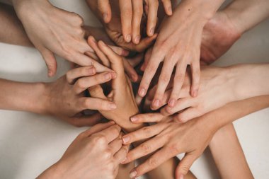 Doğal kadın el güzelliği. Manikürsüz bir sürü kadın eli. Kadın güzelliğindeki doğallık eğilimi. Kaplanmamış doğal çiviler