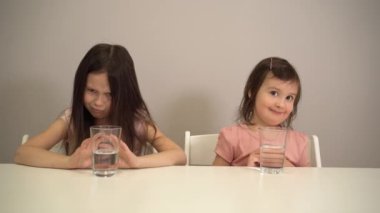 Çocuklar su içmek istemezler. Susuzluğunuzu temiz suyla giderin. Bebek kaprisli ve içmeyi reddediyor.