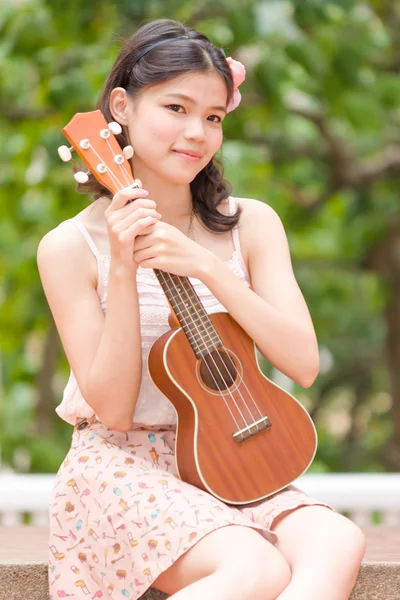 Asiatico ragazza con ykulele chitarra all'aperto — Foto Stock