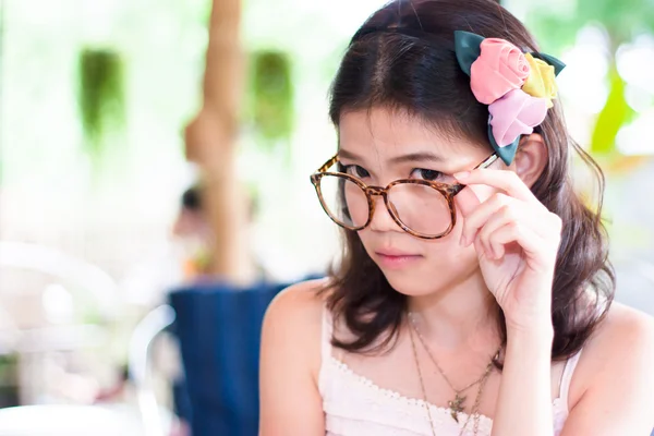 Retrato lindo asiático chica con gafas — Foto de Stock