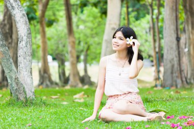 Asyalı kız ykulele gitar açık