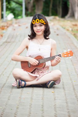 ukulele gitar açık ile Asyalı kız