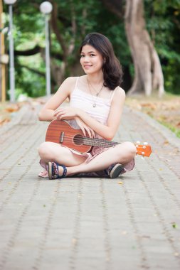 ukulele gitar açık ile Asyalı kız
