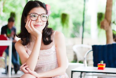 portre sevimli kız elini yüzüne koydu.