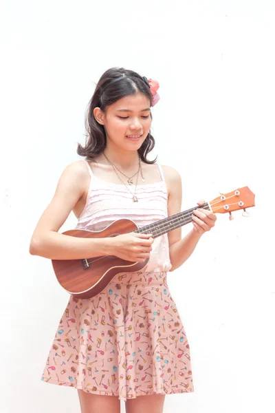 Asiática chica con ukelele guitarra aislado — Foto de Stock