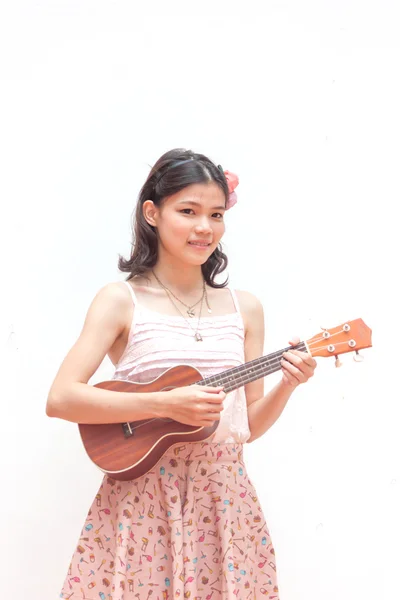 Menina asiática com ukulele guitarra isolada — Fotografia de Stock